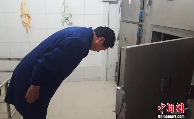 入殓师为逝者鞠躬 让4500余名逝者体面离开